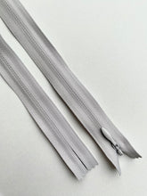 Fermoar rezistent, ascuns, brand YKK, culoare argintiu, gri deschis, 70 cm lungime